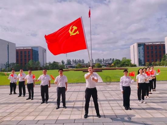 我连续请了很多天假 最后一次给老板发请假短信回复我说你不用来了 那会不会到时候不给我结工资？