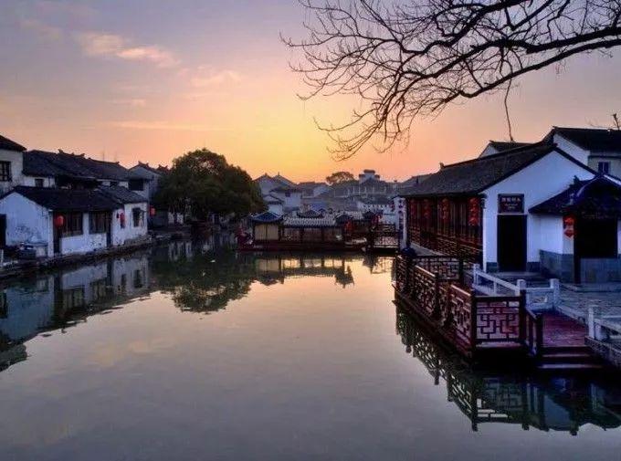 “粉色巨龙”上线南京德基广场